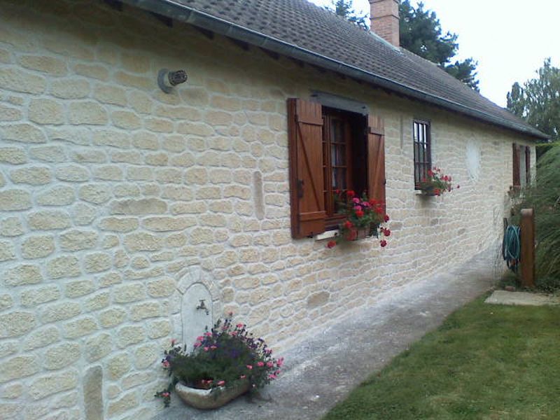 Joint à la chaux, façade en pierre à Vallon-en-Sully